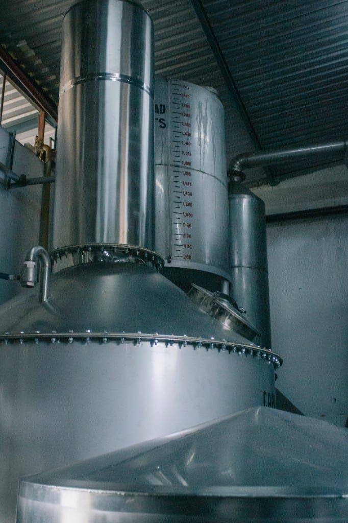 Alambiques de acero en la sala de destilación de Destilería Nueva Santa Fe