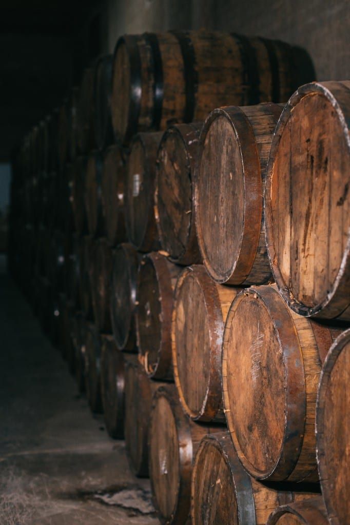 Barricas de roble americano en la bodega de maduración de Destilería Nueva Santa Fe
