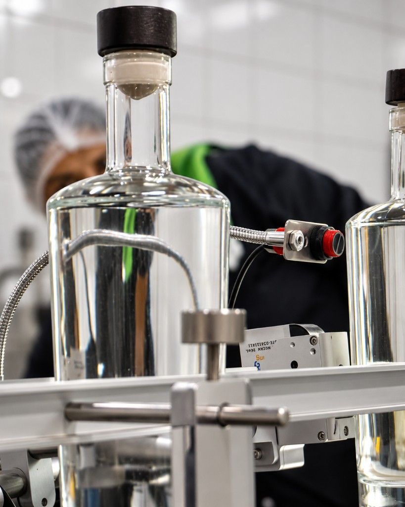 Botella de destilado en línea de llenado automatizada en Destilería Nueva Santa Fe, San Juanito de Escobedo